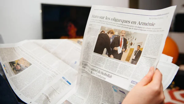 Γυναίκα διαβάζει γαλλική Le Figaro εφημερίδα Αρμενική ολιγαρχικοί — Φωτογραφία Αρχείου