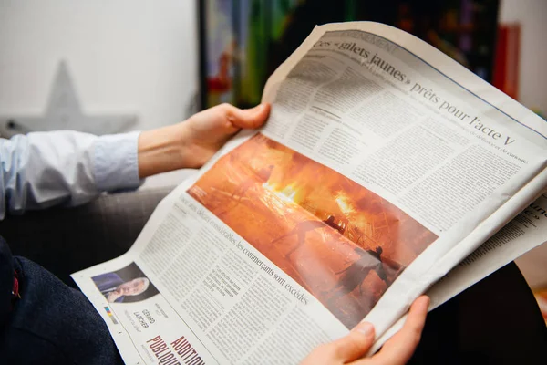 Mujer leyendo el periódico francés Le Figaro —  Fotos de Stock