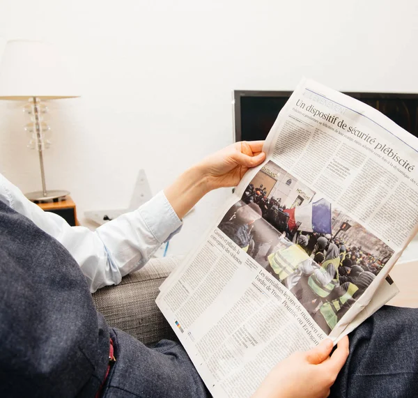 Kadın Fransız Le Figaro gazetesi okuma — Stok fotoğraf