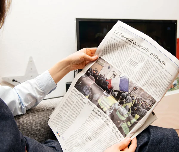 Femme lisant le Figaro Journal français sur les protestations françaises — Photo