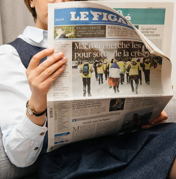 Kadın Fransız Le Figaro gazetesi okuma — Stok fotoğraf