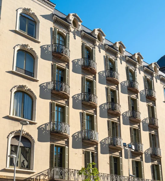 Hermoso edificio catalán de apartamentos de arquitectura española —  Fotos de Stock