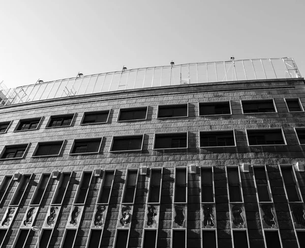 Edificio antiguo de arquitectura de Barcelona con hermosas decoraciones — Foto de Stock