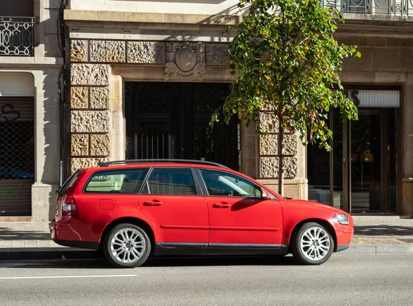 Rode Volvo op Barcelona street in de ochtend — Stockfoto