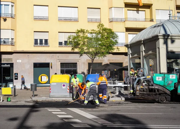 Asfalt arbetstagare trottoaren installation Barcelona center street — Stockfoto