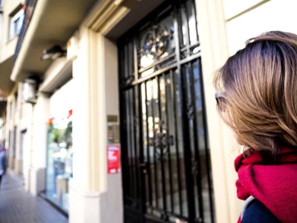 Visão traseira da mulher descobrindo passeios de rua Barcelona — Fotografia de Stock