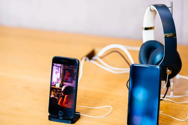 Apple Computers iPhone XS next to iPhone 8 Beats Studio 3 headphones — Stock Photo, Image