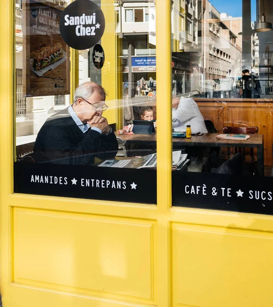 Senior man reading newspaper in Spanish cafe — Stock Photo, Image