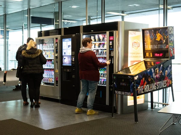 Gente comprando comida y aperitivos aeropuerto máquina expendedora —  Fotos de Stock