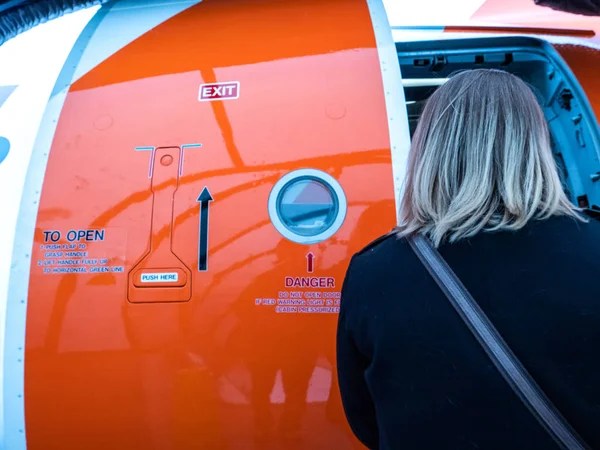 Airbus A320-214 operado por companhias aéreas EasyJet pessoas entram avião — Fotografia de Stock