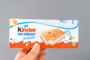 Kinder Dondurmalı sandviç adam elinde snack 