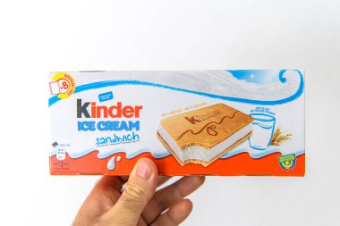 Kinder Dondurmalı sandviç adam elinde snack 