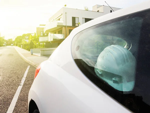 Шлем безопасности при проверке автомобиля архитектора — стоковое фото