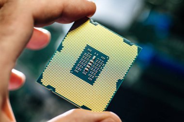 Bilgisayar için güçlü Cpu işlemci tutan adam