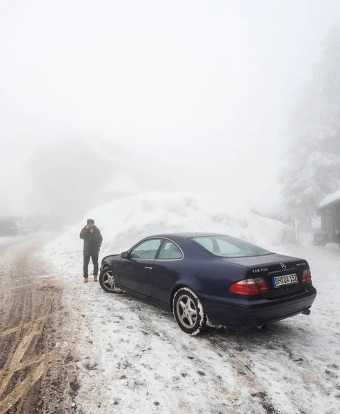 Man calling mobile phone highway snow tempest — Stock Photo, Image