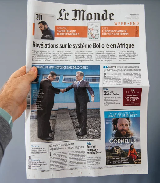 Mano de hombre sosteniendo el periódico francés Le Monde — Foto de Stock