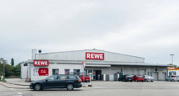 REWE süpermarket Park edilmiş arabalar ve çalışan açık — Stok fotoğraf