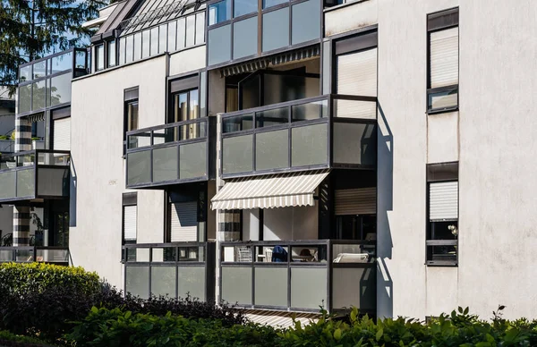 Französisches Mehrfamilienhaus mit luxuriöser Markise — Stockfoto