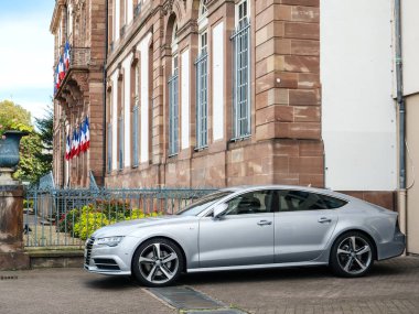 Şehirde lüks Audi A8 gümüş araba park