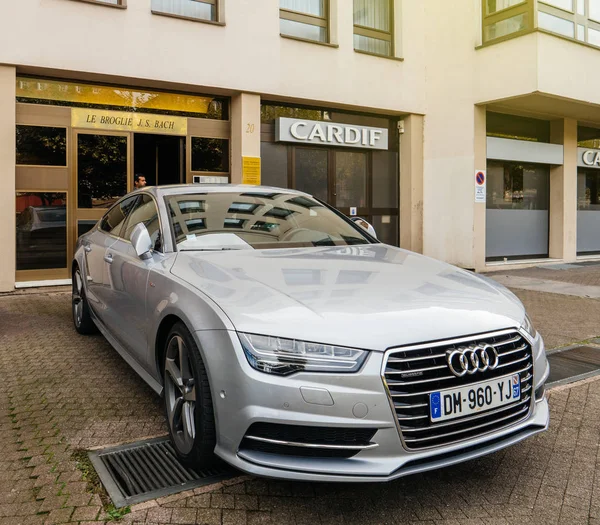 Luxusní Audi A8 stříbrné auto zaparkované v městě před budovou byt — Stock fotografie