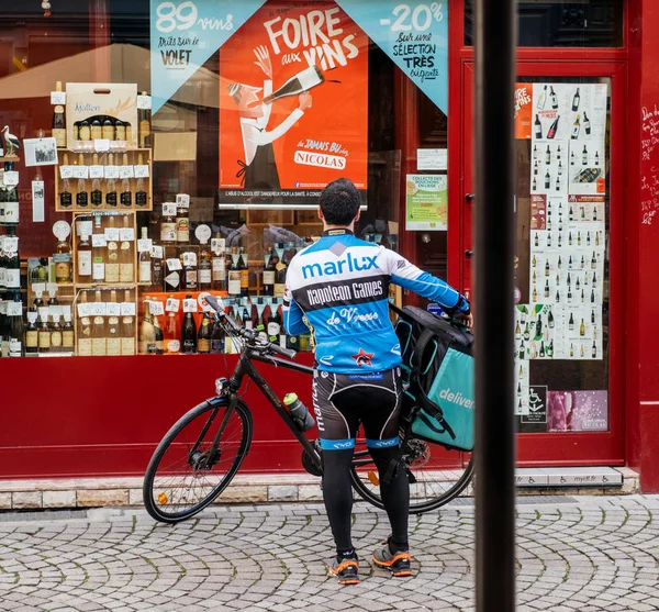 Deliveroo courier delivering food in modern city — Stock Photo, Image