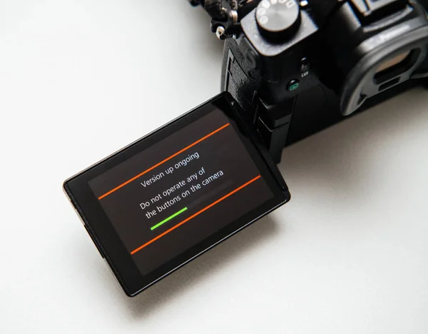 Exibição de câmera mostrando atualização de novo firmware — Fotografia de Stock