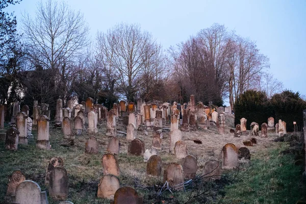 Vandalised могили єврейському кладовищі в Quatzenheim — стокове фото