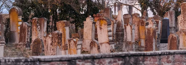 Sepulturas vandalizadas no cemitério judaico em Quatzenheim — Fotografia de Stock