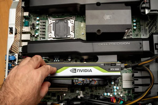 IT professional installing latest Nvidia Quadro RTX 5000 — Stock Photo, Image