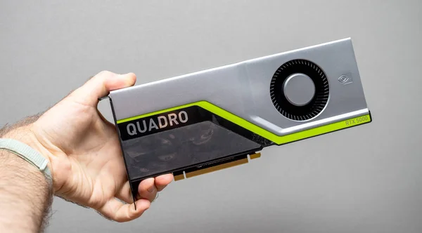 Uomo in possesso dell'ultima GPU Nvidia Quadro RTX 5000 — Foto Stock