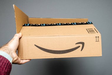 gülümseme Amazon ok logo ile karton kutu
