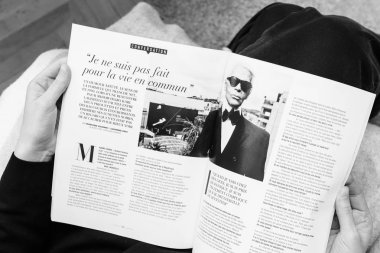 Kadın Le Figaro haraç Karl Lagerfeld ölümüne okuma