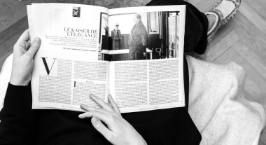 Pov kadın newsapepr Karl Lagerfeld ölümü hakkında okuma