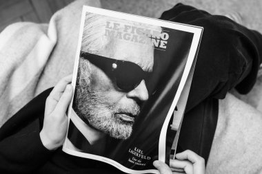 Kadın Karl Lagerfeld ölümü hakkında Le Figaro dergisi gazete okuma