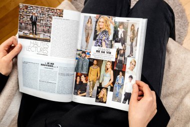 Kadın newsapepr Karl Lagerfeld ölümü hakkında okuma