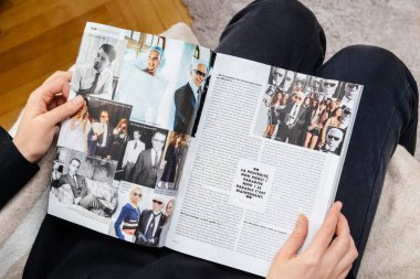 Kadın newsapepr Karl Lagerfeld ölümü hakkında okuma