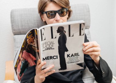 Kadın newsapepr Karl Lagerfeld ölümü hakkında okuma