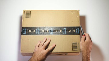 Adam bakış açılı görünümü unboxing Amazon Prime parsel yukarıda