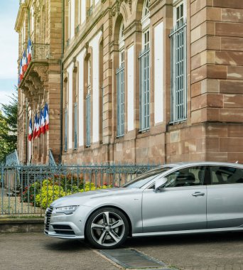 Strazburg sokakta park edilmiş lüks Audi Sedan