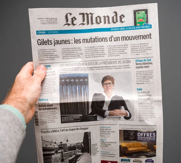 Аннегрет Крамп-Карренбауэр на обложке французской газеты Le monde — стоковое фото