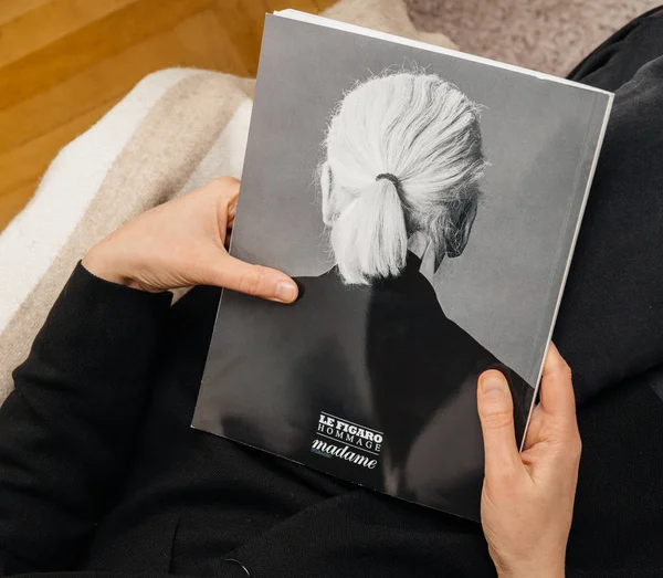 Mulher lendo Le Figaro Homenagem a Karl Lagerfeld morte tampa traseira — Fotografia de Stock