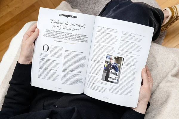 Mulher lendo Le Figaro Homenagem à morte de Karl Lagerfeld — Fotografia de Stock