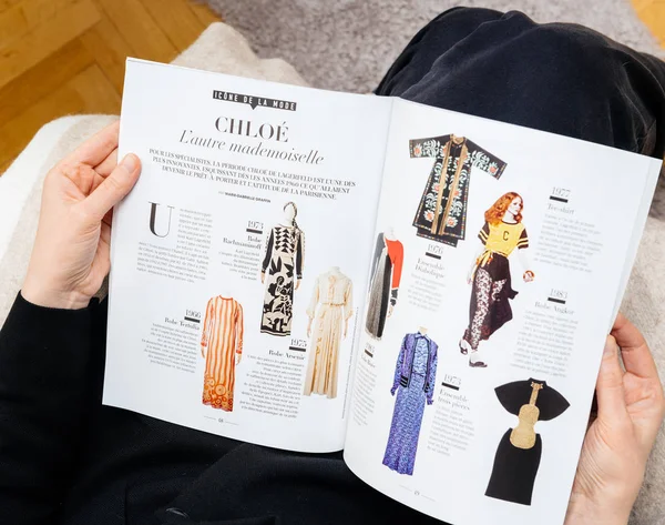 Mujer leyendo Le Figaro Homenaje a Karl Lagerfeld muerte Chloe período —  Fotos de Stock