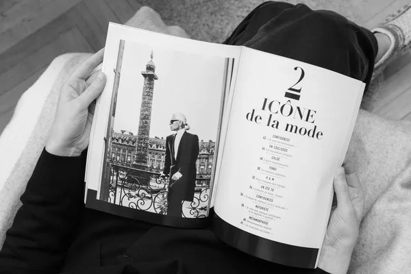 Frau liest le figaro Hommage an Karl Lagerfeld Tod - Mode-Ikone — Stockfoto