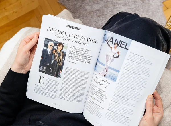 Wanita membaca Le Figaro Tribute untuk kematian Karl Lagerfeld — Stok Foto