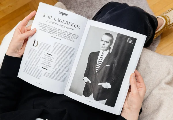 Mujer leyendo Le Figaro Homenaje a la muerte de Karl Lagerfeld — Foto de Stock