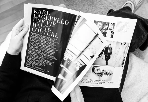 POV mulher ler newsapepr sobre Karl Lagerfeld morte — Fotografia de Stock