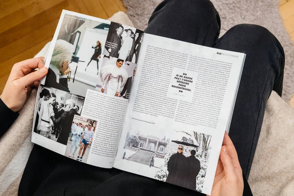 Mujer leyendo noticiero sobre la muerte de Karl Lagerfeld — Foto de Stock