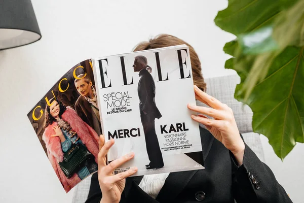 Mulher lendo newsapepr sobre Karl Lagerfeld morte — Fotografia de Stock