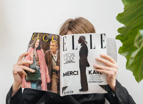 Mujer leyendo noticiero sobre la muerte de Karl Lagerfeld — Foto de Stock